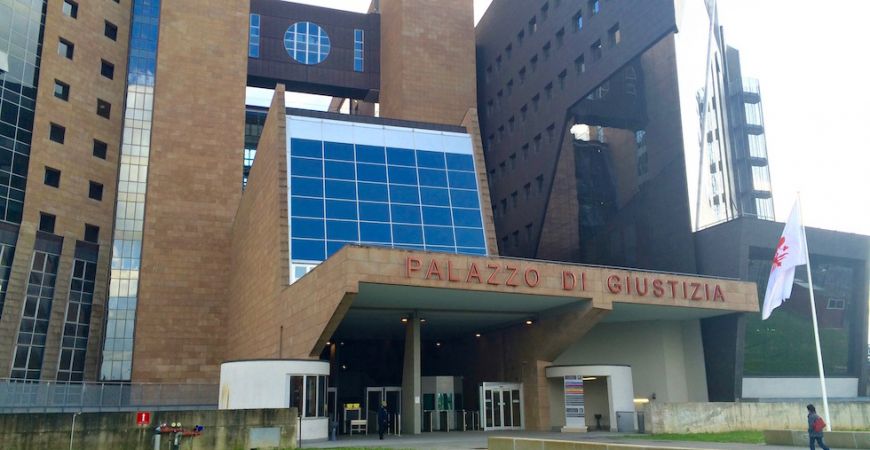 Familiari e cittadini di Viareggio presenti davanti al tribunale di Firenze